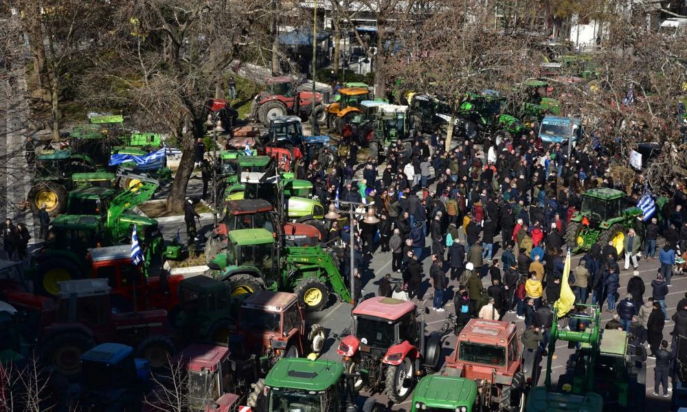 Αχαΐα: Μπλόκο με... άλογα από τους αγρότες της Αιγιάλειας (βίντεο)